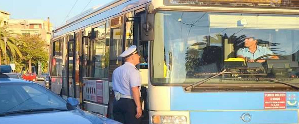 Urla e pugni sui vetri: marocchino ubriaco e violento semina il panico tra i passeggeri sul bus