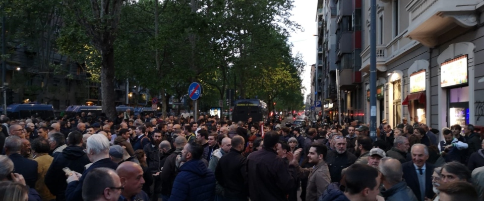 La polizia carica, un ferito. Ma sono in tantissimi a Milano per onorare Sergio Ramelli