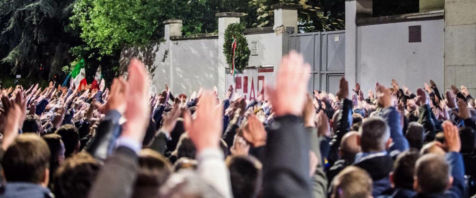 Tutti assolti per i saluti romani a Ramelli. Per Fiano è proprio una giornataccia… (video)