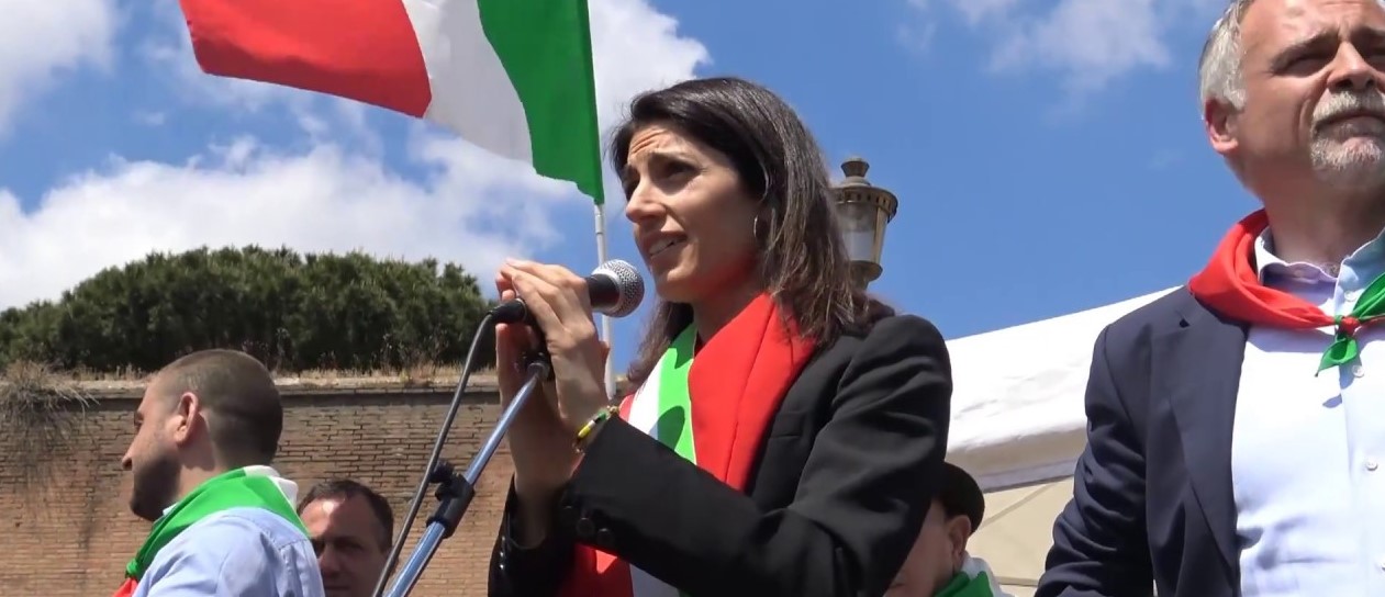 25 aprile imbarazzante, Raggi coperta di fischi sul palco dell’Anpi: “Buffona, vattene” (video)