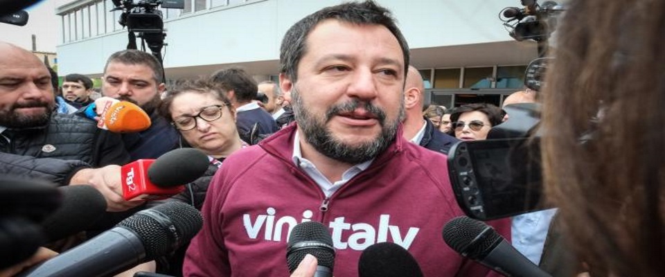 La fan di Salvini al ministro: “Ma Di Maio quando lo molli?”. E lui la abbraccia (video)