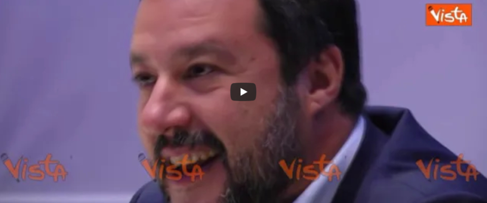 A Salvini scappa una parolaccia al microfono in conferenza stampa (video)