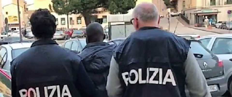 gambiano aggredisce un poliziotto