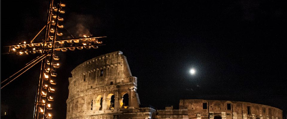 La Via Crucis di Bergoglio contesta i porti chiusi di Salvini: «Il mare trasformato in un cimitero»