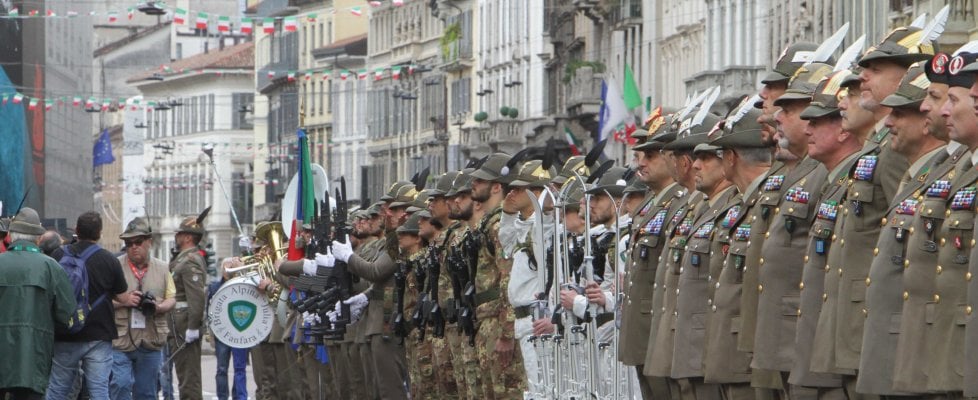 Adunata degli Alpini a Milano: mezzo milione di penne nere sfilano per la città