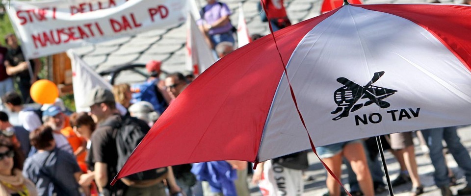 “Cinghiate, pugni e bastonate”: furia No Tav al corteo di Torino. Tensione col Pd, scontri con la polizia (Diretta live)