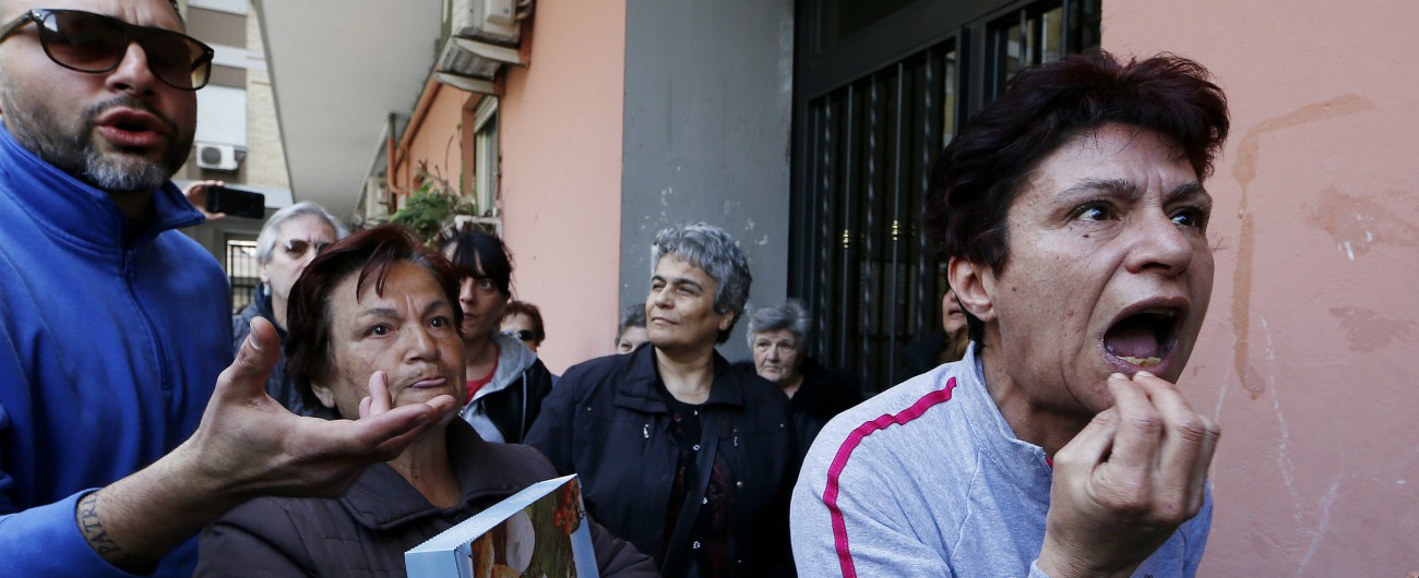 Foto Cecilia Fabiano  – LaPresse
07-05-2019 Roma( Italia) 
Cronaca : presidio di casa pound contro l’assegnazione di una casa popolare ad una famiglia rom a Casal Bruciato
Nella foto: proteste
Photo Cecilia Fabiano – LaPresse
May, 07, 2019 Rome  ( Italy )
News: extreme right organization against the assignement of a popular apartment to a gipsy family
In the pic: protest