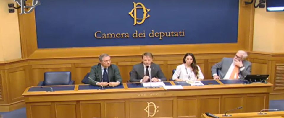 FdI dà l’ultimatum al governo: «Basta con gli alibi, subito i decreti per i risparmiatori truffati» (video)