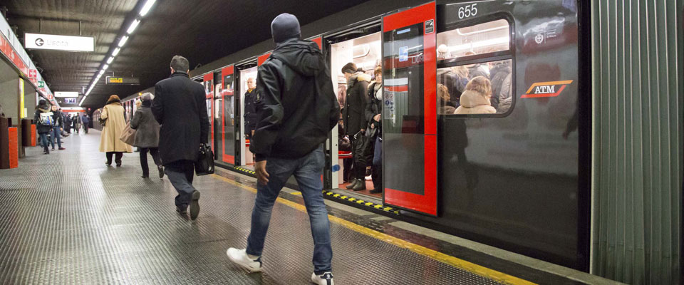 Reagisce agli immigrati nella metro di Milano: massacrato a pugni e ombrellate