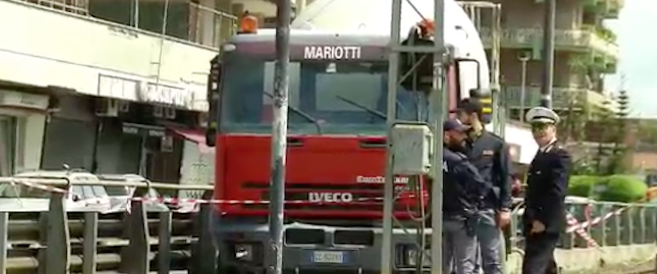 Roma, betoniera fuori controllo: investe le auto parcheggiate e i passanti. Cinque feriti (video)