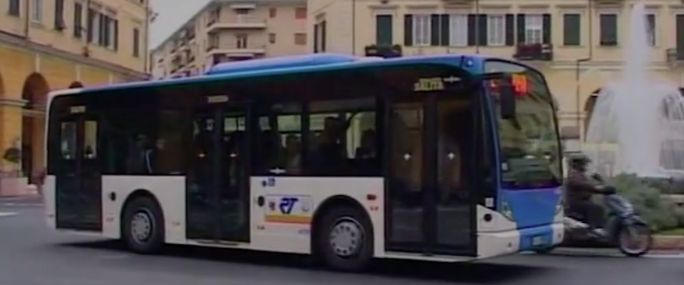 «V’ammazzo tutti, tanto vi conosco stron..i»: straniero senza biglietto semina terrore sul bus