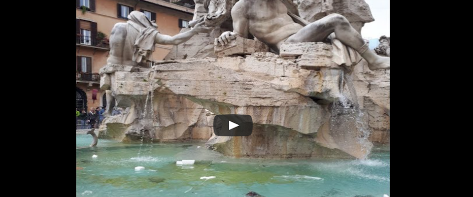 Indecente spettacolo: la fontana dei Fiumi a Piazza Navona piena di rifiuti (video)