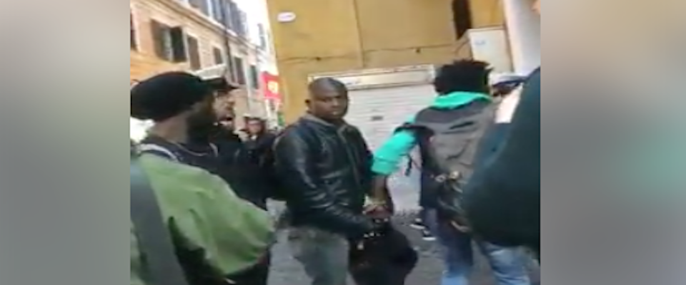 Roma, i vigili cercano di bloccare un immigrato che minaccia: “Se non avevi quella divisa…” (video)