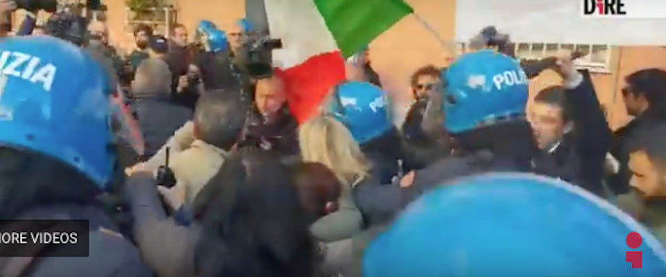 Casal Bruciato, il Comune porta le pastarelle ai rom. I residenti cucinano la pasta per CasaPound (video)