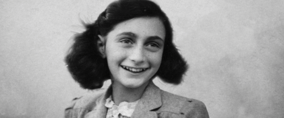 Maestra sospesa perché legge Anna Frank in classe? Non è vero, ha dato uno schiaffo a un alunno