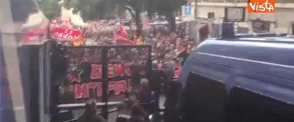 Genova, delinquenti antifascisti vogliono impedire il comizio di CasaPound, violenti scontri (video)