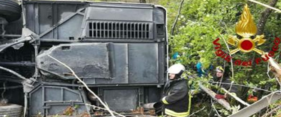 Siena, bus di turisti stranieri si ribalta nella scarpata: morta la guida turistica, almeno 30 i feriti (Video)