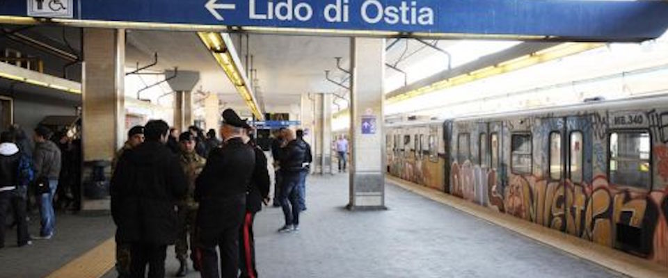 Due egiziani importunano una 15enne: si scatena l’inferno alla Stazione di Ostia Lido