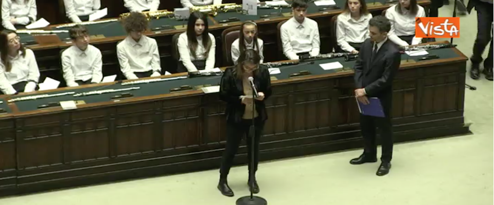 La sinistra ha una nuova icona: la studentessa che alla Camera sputa contro il governo (video)