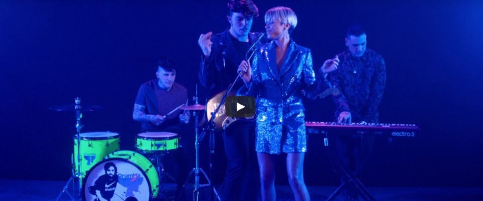 The Kolors & Elodie sbancano: “Pensare male” guida le classifiche airplay (video)