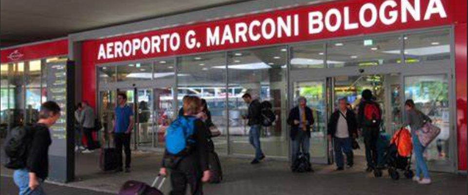 Immigrati fuggono per eludere i controlli: aeroporto di Bologna chiuso per due ore