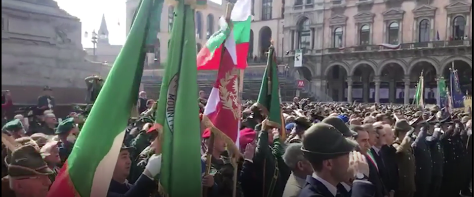 «Gli Alpini stuprano». Scritta contro l’adunata di 500mila penne nere a Milano (video)