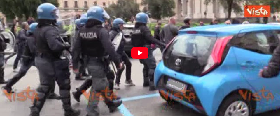 Genova, scontri tra polizia e antifascisti alla commemorazione del missino Venturini (video)