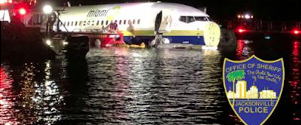 Boeing 737 fuoripista durante l’atterraggio: scivola nel fiume (video)