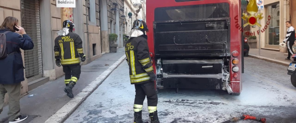 Roma, bus elettrico prende fuoco in via Sistina: grande paura e traffico paralizzato