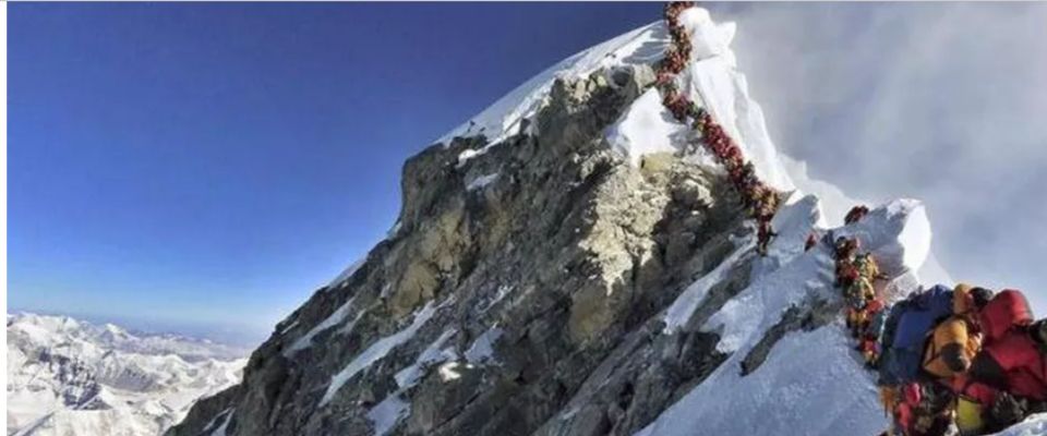 Everest “sovraffollata” di scalatori: la foto diventa virale. Ma ecco che cosa si rischia