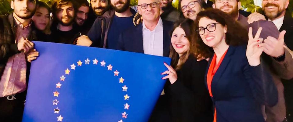 Fratelli d’Italia al lavoro per la nuova bandiera dell’Europa. Al posto delle stelle i simboli delle nazioni