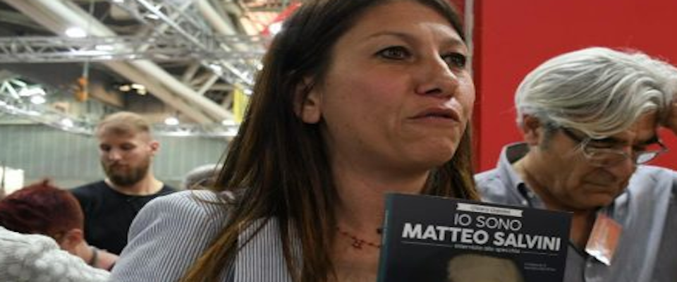 Sgarbi: chiedete scusa all’autrice del libro su Salvini, sta lottando contro un male terribile…