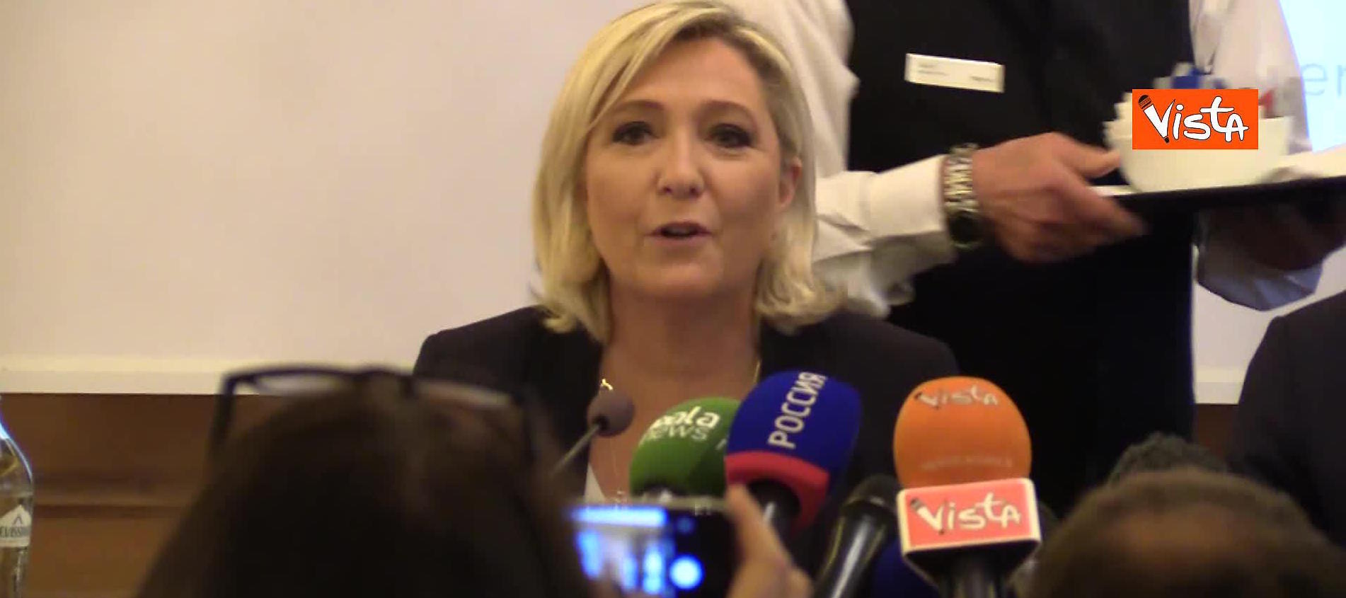 Le Pen a Piazza del Duomo: «Da qui parte oggi una rivoluzione per il risveglio dei popoli» (video)