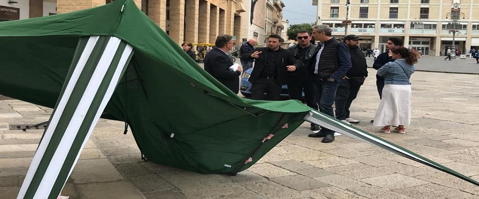 Lecce, assalto al gazebo della Lega. Ferita al volto una ragazza di 17 anni