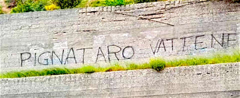 Macerata, scritte minacciose contro il questore che ha chiuso i negozi di cannabis