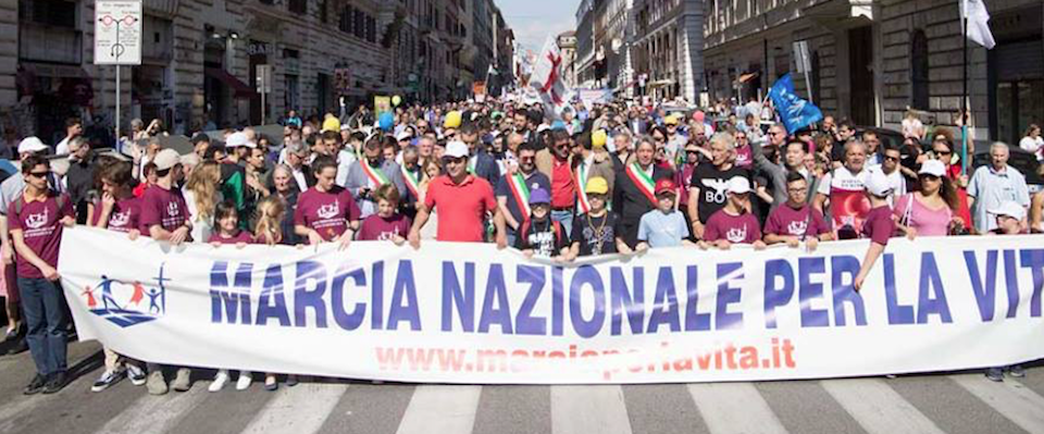 Marcia per la vita, Fratelli d’Italia partecipa senza simboli di partito. Segui la diretta (video)