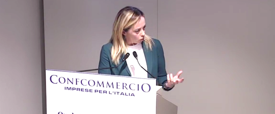 Meloni a Confcommercio: «Questo governo rovina l’economia: serve uno choc fiscale, copiamo Trump» (video)