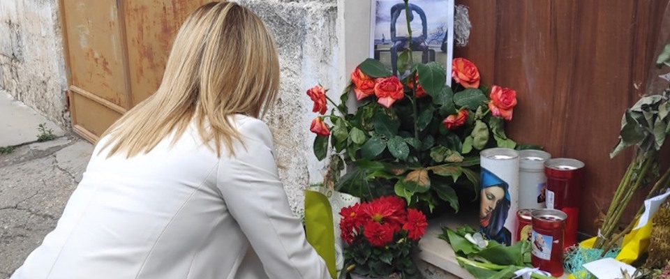 Meloni a Manduria porta un mazzo di fiori davanti alla casa di Stano: «Pugno di ferro»