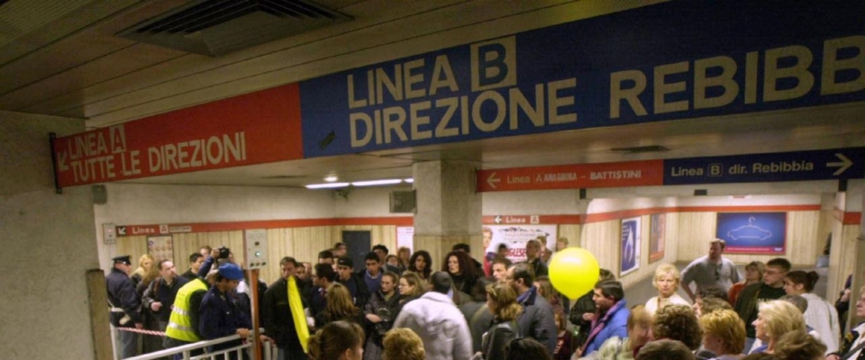 Stazione Termini, prende l’estintore della metro e si scaglia contro le forze dell’ordine