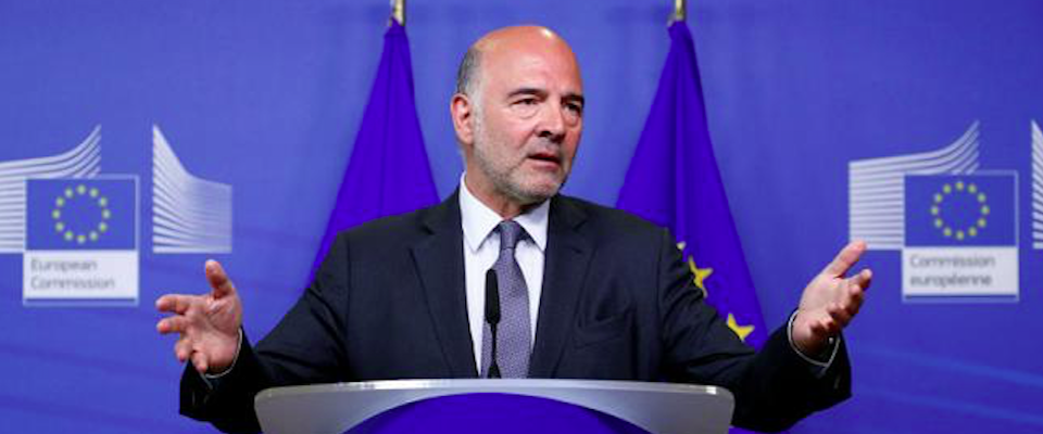 Bruxelles taglia le stime di crescita per l’Italia. Ma Moscovici rassicura Conte: «Non bocceremo la manovra se…»