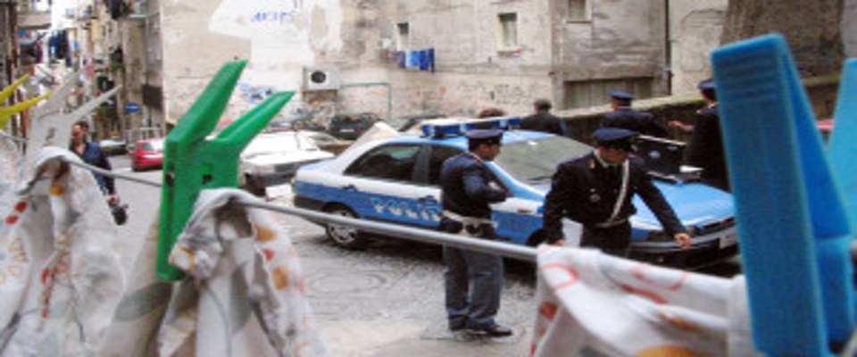 Napoli 16/05/2004
Il luogo della  sparatoria avvenuta ai Quartieri Spagnoli di Napoli.
In provincia di Napoli oggi ci sono stati 3 gli agguati di stampo amorristico con un morto, un ferito grave ed un altro, il bersaglio dei sicari ai Quartieri Spagnoli, che fuggito con un motorino ai sicari e’ stato colpito da due alle gambe.
Ph. Ciro Fusco