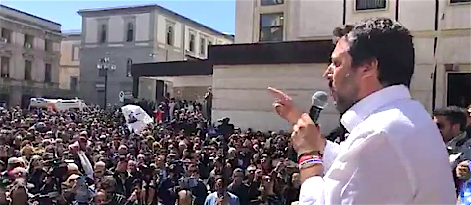 Salvini contestato a Catanzaro: “Fascista!” E lui: “Moscerini rossi, fatevi meno canne” (video)