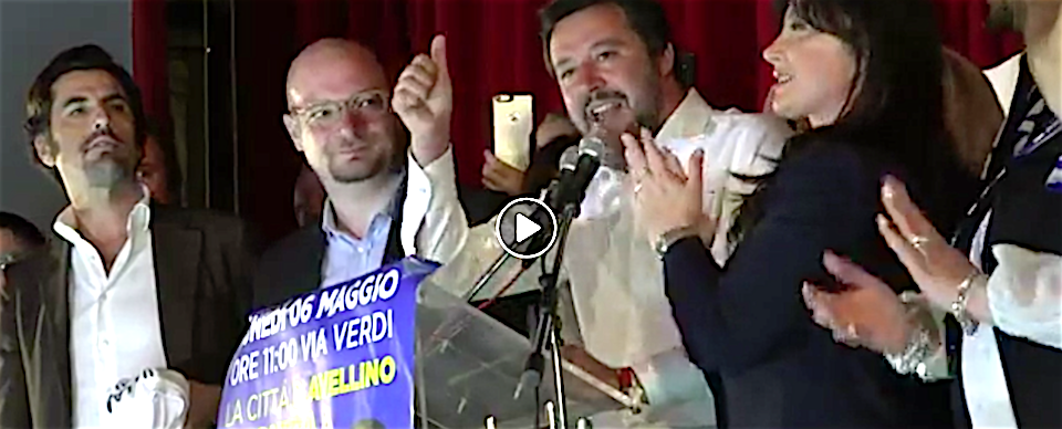 Avellino, cantano “Bella Ciao” a Salvini. La risposta dei militanti: braccia tese (video)