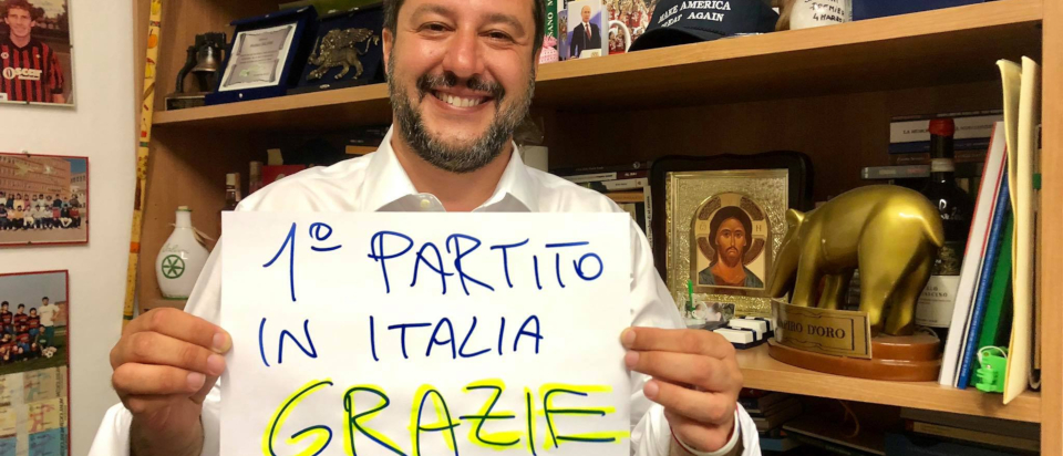 Salvini si affaccia alla finestra e brinda nella notte più buia dei Cinquestelle