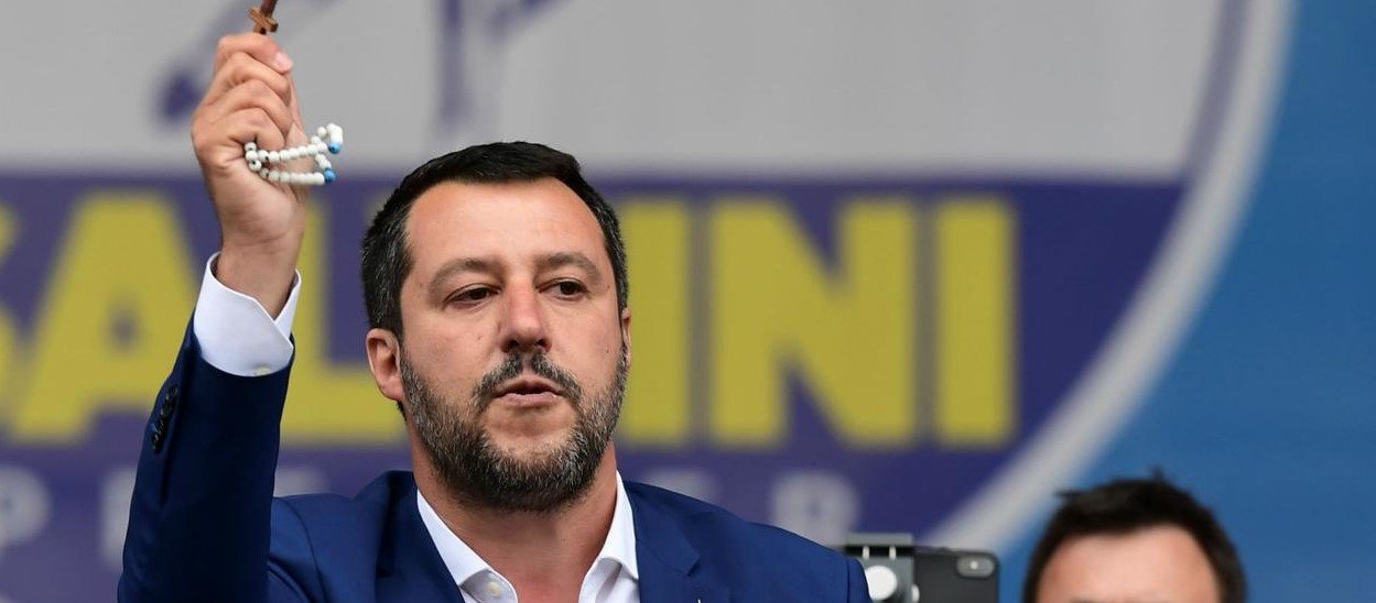 La Chiesa scomunica Salvini per il rosario, ma tace su croci coperte, blasfemità e resa all’islam