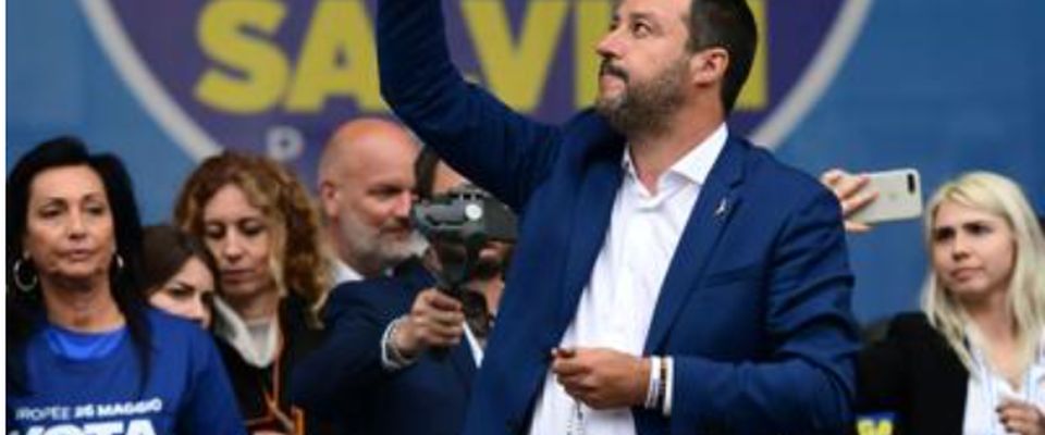 Salvini mostra il rosario e il Vaticano lo “scomunica”. E lui: «Orgoglioso delle nostre radici»