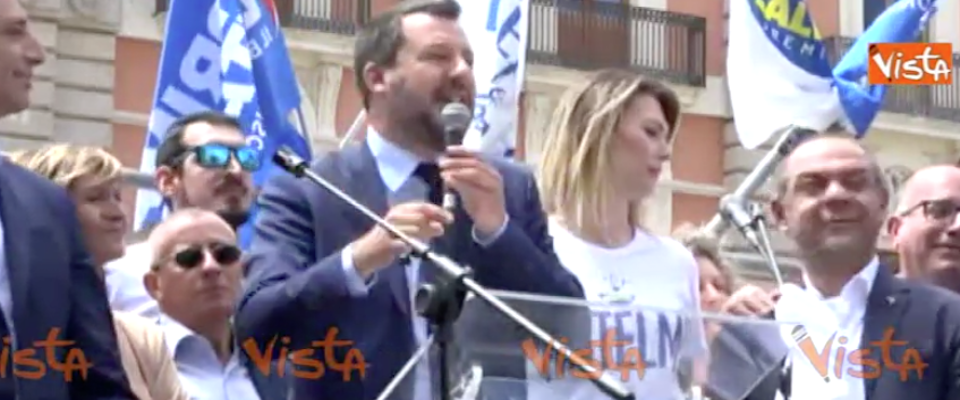 “Fascista, fascista”. Anche a Lecce va in scena la solita gazzarra contro Salvini (video)