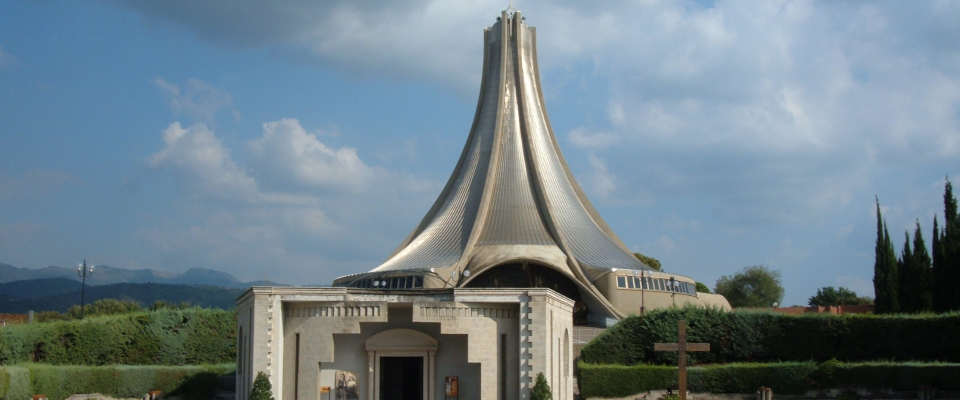 Roma, rubava le offerte al Santurario della Madonna di Fatima: corda e calamita