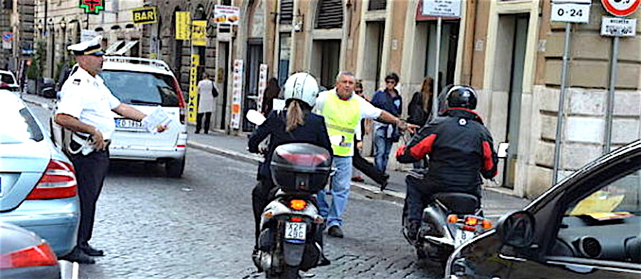 La Raggi ancora contro i romani: non si può più andare con le due ruote nel Tridente