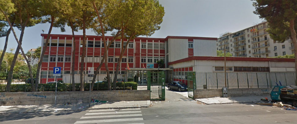 “Hai molestato mia figlia”: entra a scuola e picchia il bidello davanti a tutti